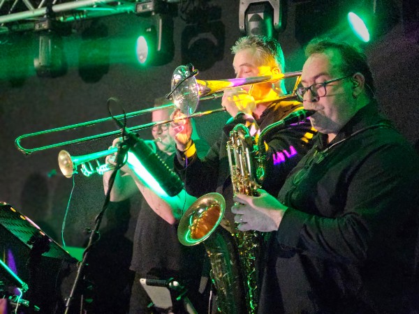 Eminens Coverband Piet Kellers, Ine Schonkeren, Ilse Van den Broeck, Costa Arvanitidis, Rik Moens, Ludwig Stevens, Erwin Servaes, Herwig Vermeylen, Marc Gijbels. Raphaël De Meijer, Angelo Paulissen.